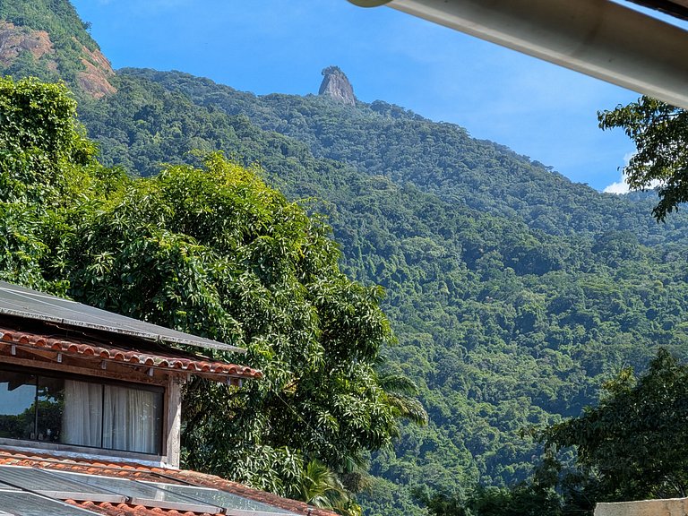 Quarto duplo no andar superior com vista para o mar