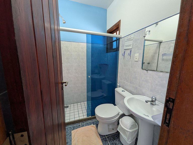 Quarto duplo no andar superior com vista para o mar