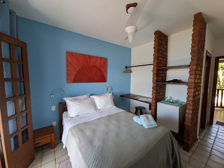Quarto duplo no andar superior com vista para o mar