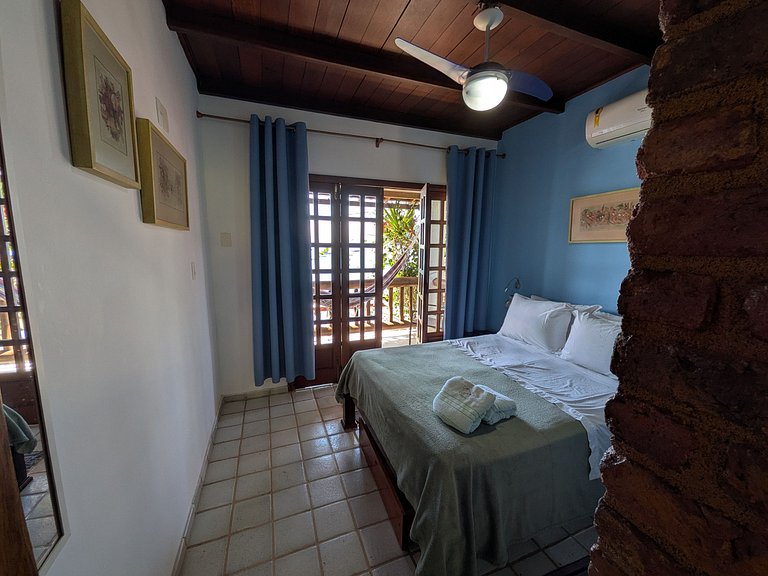 Quarto triplo no andar superior com vista para o mar
