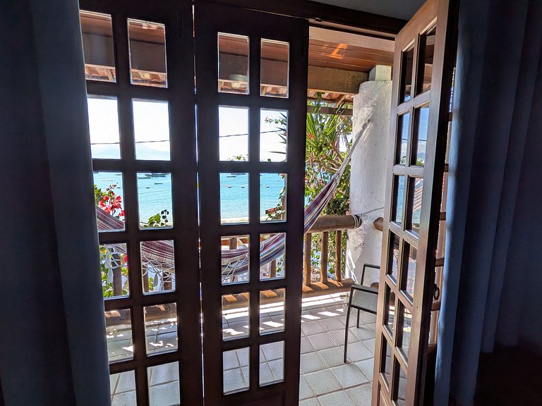 Quarto triplo no andar superior com vista para o mar